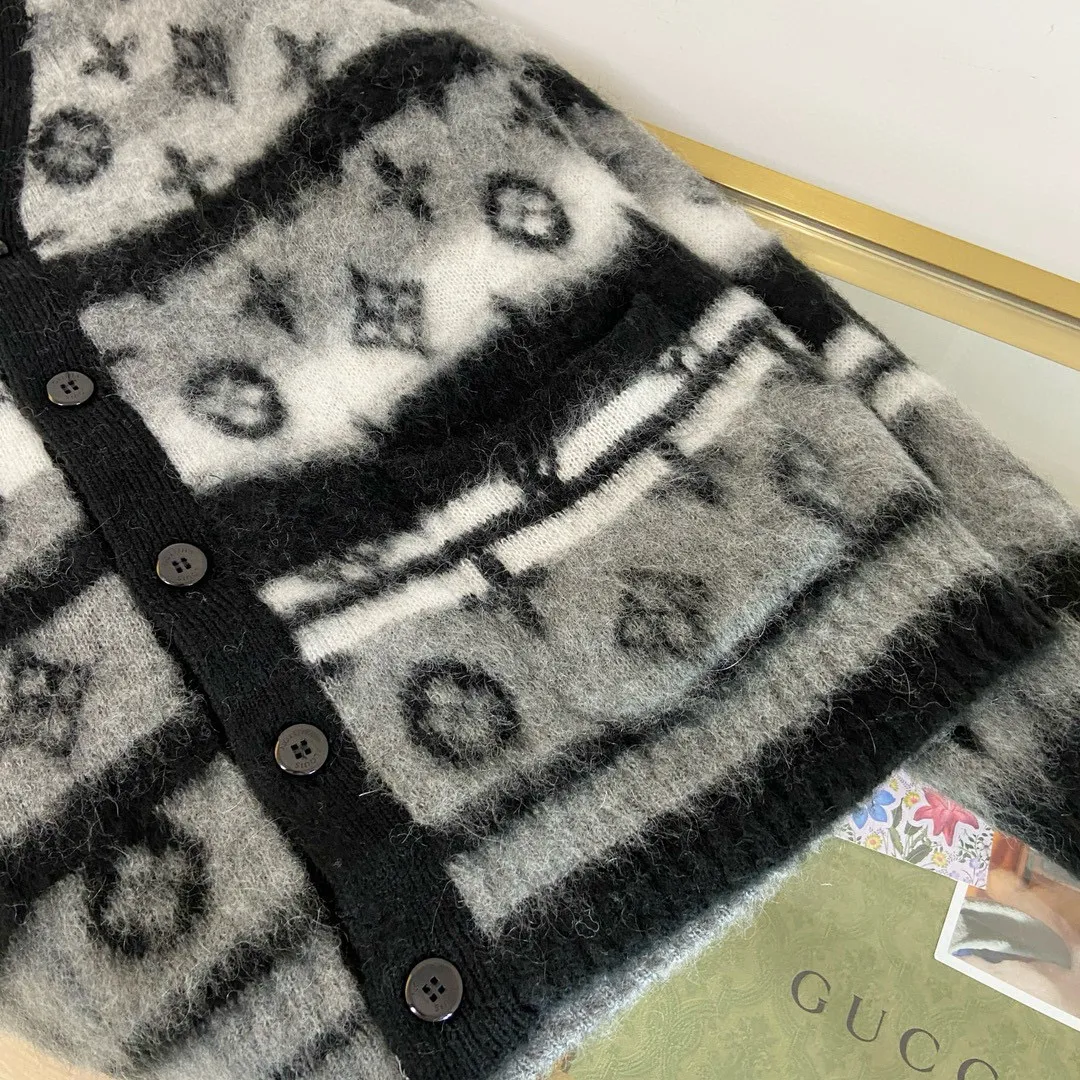 🅿️740 🀄️ Louis Vuitton Louis Vuitton's exclusive version. LV's new cardigan is made of rich and finely milled mohair. It uses elegant tones to highlight the full-length LV Monogram pattern. It is comfortable and warm to wear. It can be paired with simple casual pants or trousers to create a classic look with excellent texture. The same style for men and women. One-to-one sale on the official website